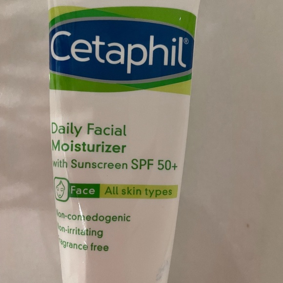 Cetaphil Daily Facial Moisturizer with Sunscreen, SPF 50+ - Picture 3 of 3